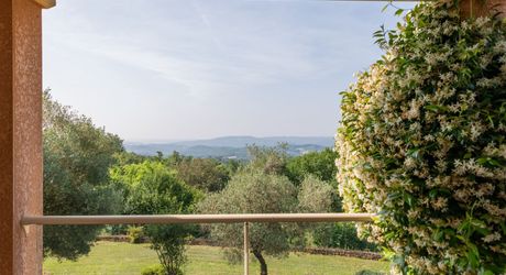 Demeure contemporaine, piscine intérieure, et terrain clos