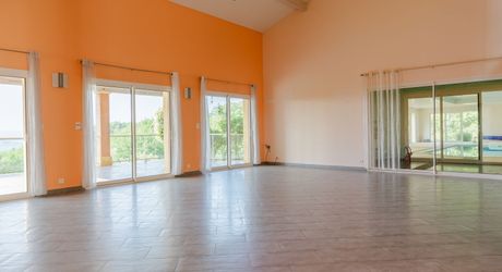 Demeure contemporaine, piscine intérieure, et terrain clos