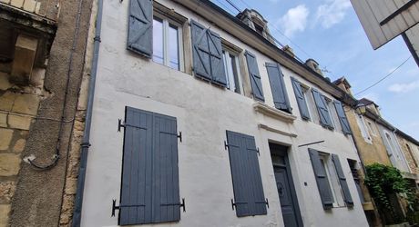 Maison ancienne 156m2 hab dont 4 chambres, rénovée récemment, proche des commerces.