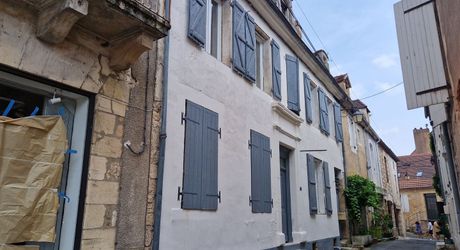 Maison ancienne 156m2 hab dont 4 chambres, rénovée récemment, proche des commerces.