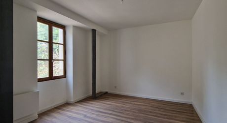 Maison ancienne 156m2 hab dont 4 chambres, rénovée récemment, proche des commerces.