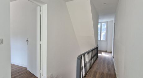 Maison ancienne 156m2 hab dont 4 chambres, rénovée récemment, proche des commerces.