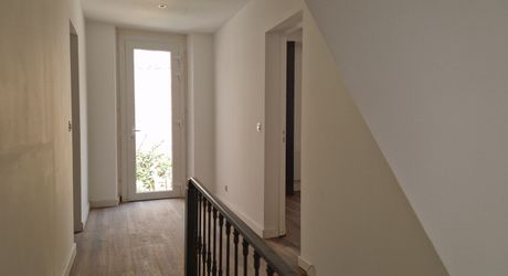 Maison ancienne 156m2 hab dont 4 chambres, rénovée récemment, proche des commerces.