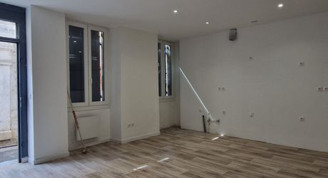 Maison ancienne 156m2 hab dont 4 chambres, rénovée récemment, proche des commerces.