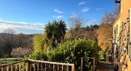 Maison très belle vue, 3 chambres, un bureau, piscine et nombreuses dépendances. Visite virtuelle sur demande