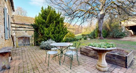 Maison très belle vue, 3 chambres, un bureau, piscine et nombreuses dépendances. Visite virtuelle sur demande