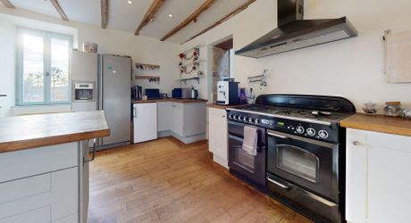 Maison très belle vue, 3 chambres, un bureau, piscine et nombreuses dépendances. Visite virtuelle sur demande