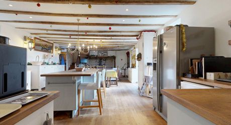 Maison très belle vue, 3 chambres, un bureau, piscine et nombreuses dépendances. Visite virtuelle sur demande