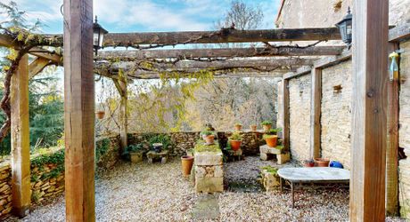 Maison très belle vue, 3 chambres, un bureau, piscine et nombreuses dépendances. Visite virtuelle sur demande