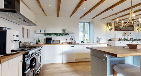 Maison très belle vue, 3 chambres, un bureau, piscine et nombreuses dépendances. Visite virtuelle sur demande