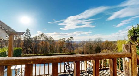 Maison très belle vue, 3 chambres, un bureau, piscine et nombreuses dépendances. Visite virtuelle sur demande