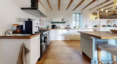 Maison très belle vue, 3 chambres, un bureau, piscine et nombreuses dépendances. Visite virtuelle sur demande