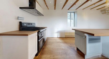 Maison très belle vue, 3 chambres, un bureau, piscine et nombreuses dépendances. Visite virtuelle sur demande