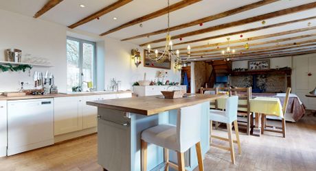 Maison très belle vue, 3 chambres, un bureau, piscine et nombreuses dépendances. Visite virtuelle sur demande