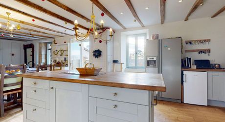 Maison très belle vue, 3 chambres, un bureau, piscine et nombreuses dépendances. Visite virtuelle sur demande