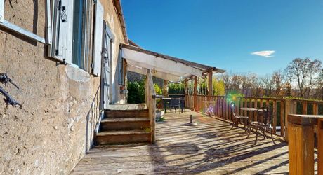 Maison très belle vue, 3 chambres, un bureau, piscine et nombreuses dépendances. Visite virtuelle sur demande