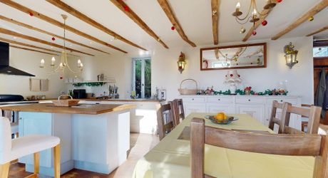 Maison très belle vue, 3 chambres, un bureau, piscine et nombreuses dépendances. Visite virtuelle sur demande