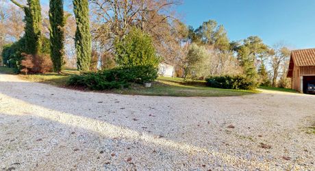 Maison très belle vue, 3 chambres, un bureau, piscine et nombreuses dépendances. Visite virtuelle sur demande