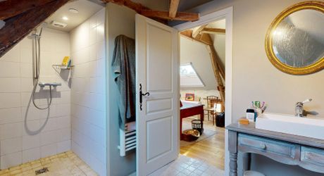 Maison très belle vue, 3 chambres, un bureau, piscine et nombreuses dépendances. Visite virtuelle sur demande