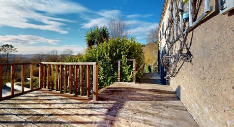 Maison très belle vue, 3 chambres, un bureau, piscine et nombreuses dépendances. Visite virtuelle sur demande