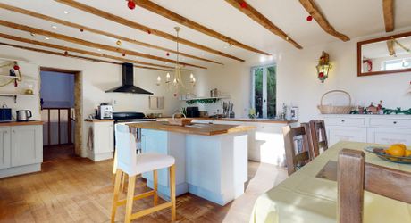 Maison très belle vue, 3 chambres, un bureau, piscine et nombreuses dépendances. Visite virtuelle sur demande