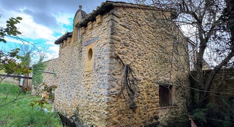Propriété en pierre du Périgord avec dépendances, piscine, vue dégagée et calme !