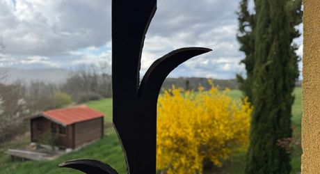 Propriété en pierre du Périgord avec dépendances, piscine, vue dégagée et calme !