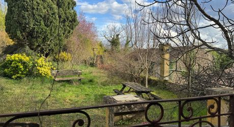 Propriété en pierre du Périgord avec dépendances, piscine, vue dégagée et calme !