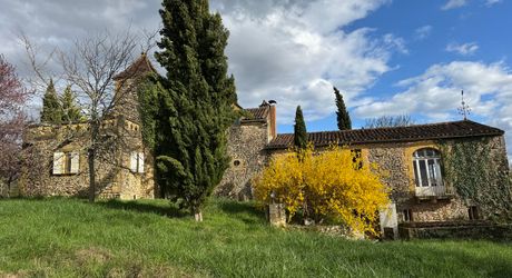 Propriété en pierre du Périgord avec dépendances, piscine, vue dégagée et calme !