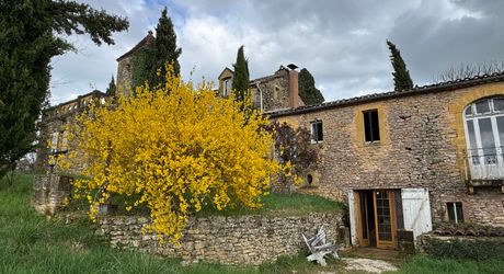 Propriété en pierre du Périgord avec dépendances, piscine, vue dégagée et calme !