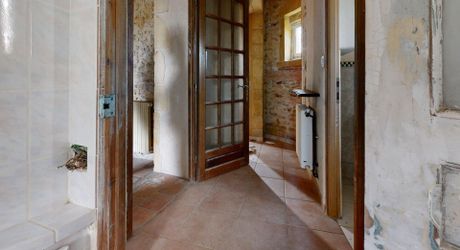 Propriété en pierre du Périgord avec dépendances, piscine, vue dégagée et calme !