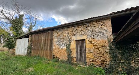 Propriété en pierre du Périgord avec dépendances, piscine, vue dégagée et calme !