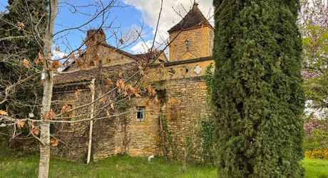 Propriété en pierre du Périgord avec dépendances, piscine, vue dégagée et calme !