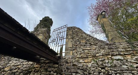 Propriété en pierre du Périgord avec dépendances, piscine, vue dégagée et calme !