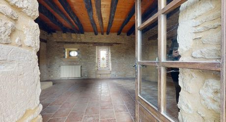 Propriété en pierre du Périgord avec dépendances, piscine, vue dégagée et calme !