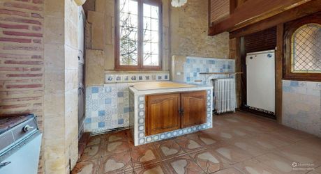 Propriété en pierre du Périgord avec dépendances, piscine, vue dégagée et calme !