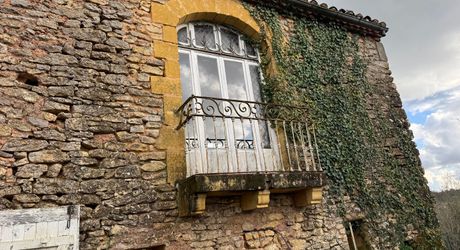 Propriété en pierre du Périgord avec dépendances, piscine, vue dégagée et calme !