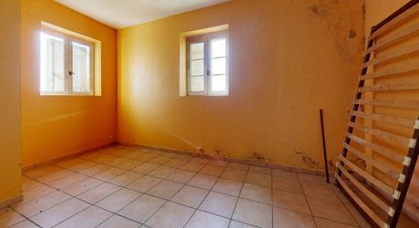 Propriété en pierre du Périgord avec dépendances, piscine, vue dégagée et calme !