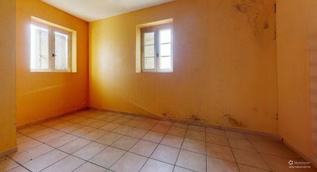 Propriété en pierre du Périgord avec dépendances, piscine, vue dégagée et calme !