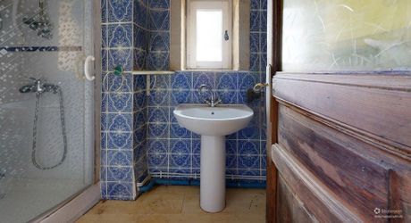 Propriété en pierre du Périgord avec dépendances, piscine, vue dégagée et calme !