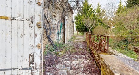 Propriété en pierre du Périgord avec dépendances, piscine, vue dégagée et calme !