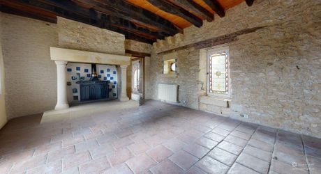 Propriété en pierre du Périgord avec dépendances, piscine, vue dégagée et calme !