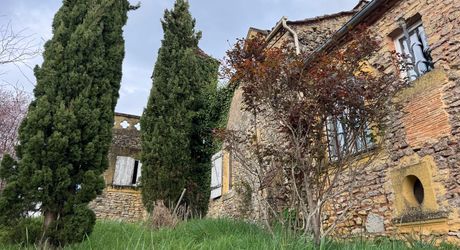 Propriété en pierre du Périgord avec dépendances, piscine, vue dégagée et calme !