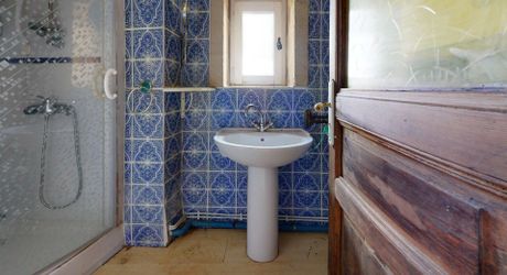 Propriété en pierre du Périgord avec dépendances, piscine, vue dégagée et calme !