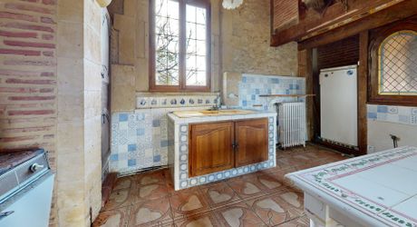 Propriété en pierre du Périgord avec dépendances, piscine, vue dégagée et calme !