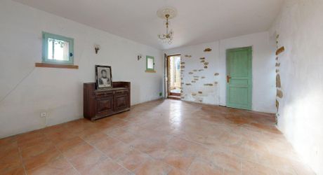 Propriété en pierre du Périgord avec dépendances, piscine, vue dégagée et calme !