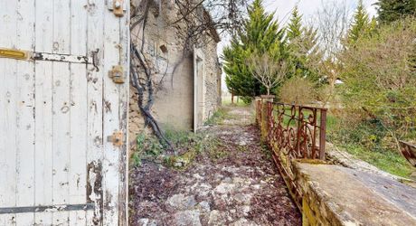 Propriété en pierre du Périgord avec dépendances, piscine, vue dégagée et calme !