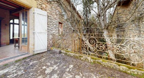 Propriété en pierre du Périgord avec dépendances, piscine, vue dégagée et calme !