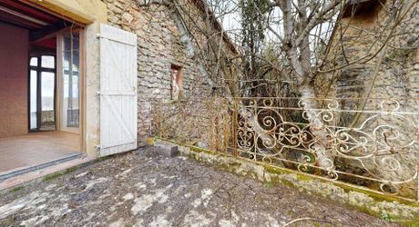 Propriété en pierre du Périgord avec dépendances, piscine, vue dégagée et calme !
