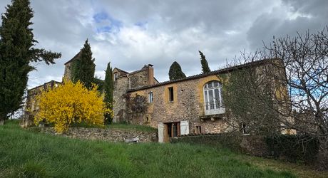 Propriété en pierre du Périgord avec dépendances, piscine, vue dégagée et calme !